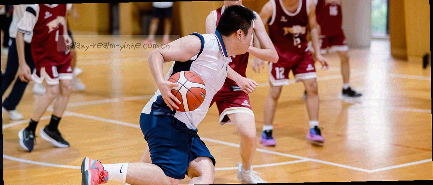 向下延伸的银河光带，底部汇聚成一个发光的入口形状